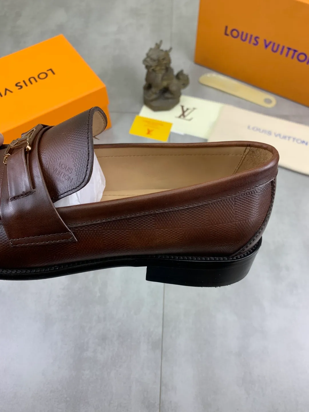 Men's men's shoes 💰P520 New style 💶[LOUIS VUITTON] Water-dyed Niuli Original order New style 🍀LV Louis Vuitton *——Top version of LV classic leather shoes! Made of imported original calfskin, original leather side strips and wear-resistant high-end rubber outsole! High quality products! Color: Black optional Size: 39-44 (45 customized)